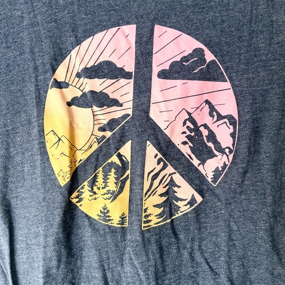 βπ» Free State Size Large Peace Sign Navy Graphic Tee - Picture 3 of 5